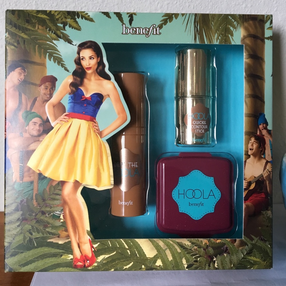 Benefit Hoola set bronze contour in 3 easy steps.